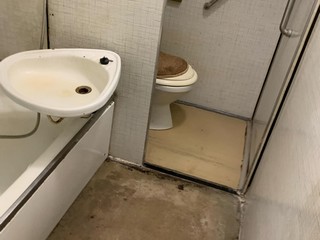 Proces čistění havárie toalety